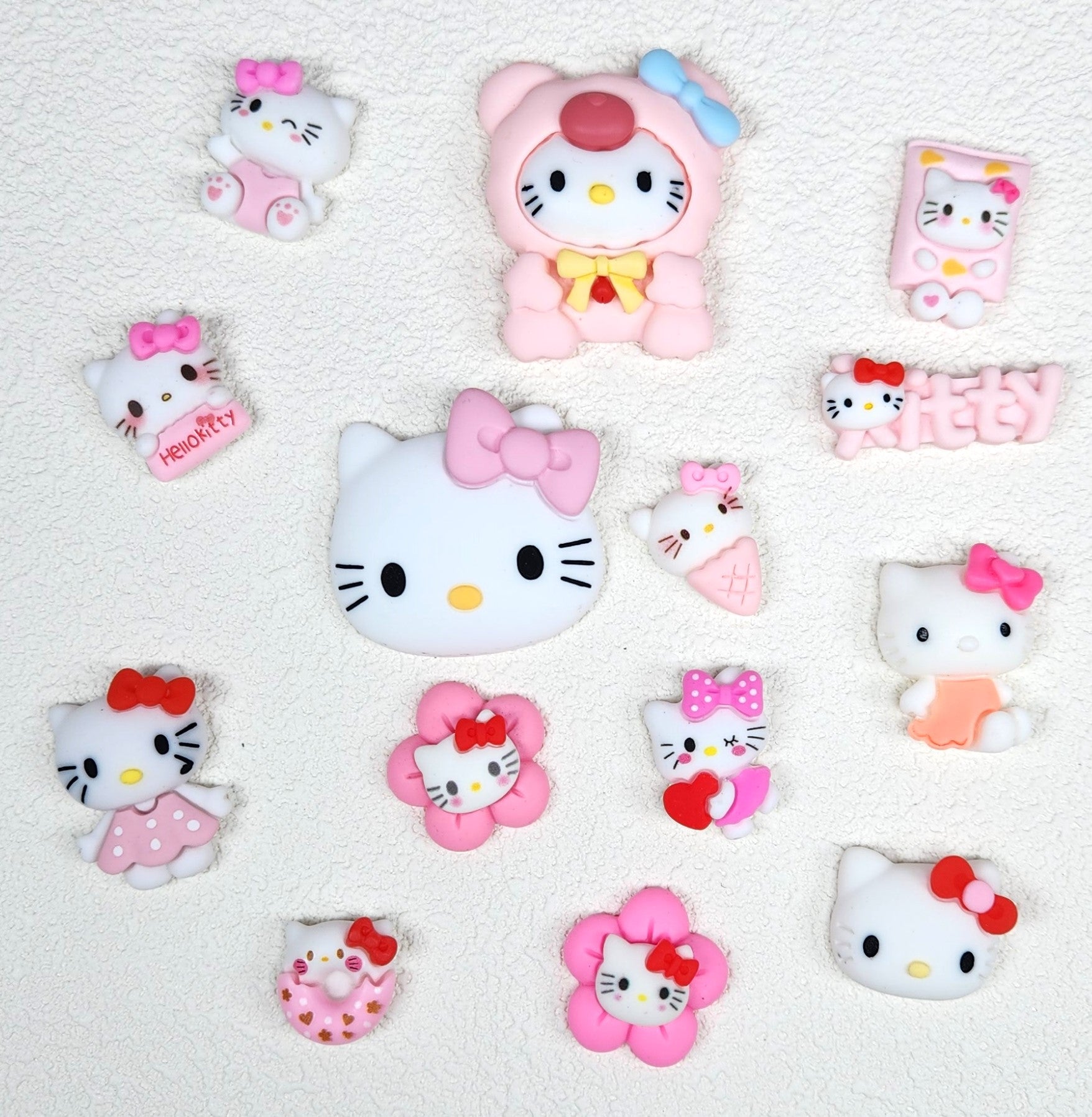 #305-310 2PCS Hello Kitty and Friends Big Hearts Charms